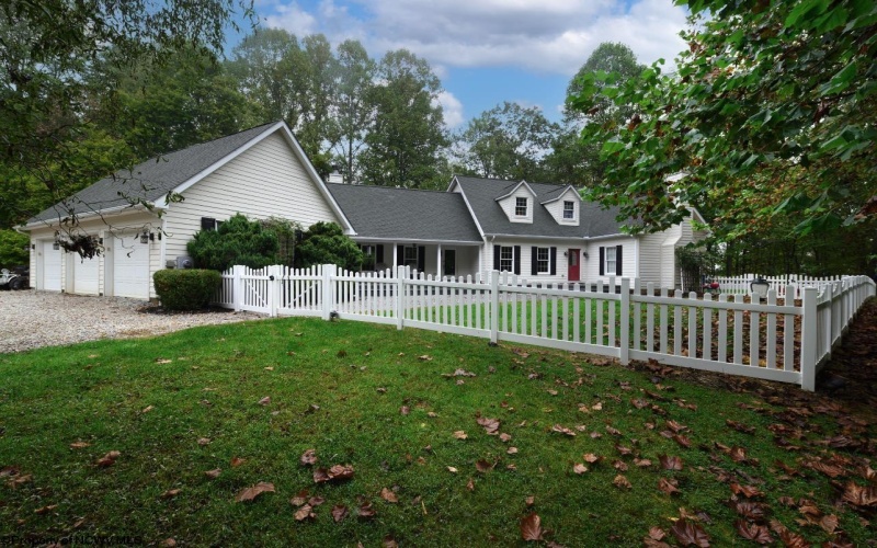 332 Timberbrook Lane, Bridgeport, West Virginia 26330, 6 Bedrooms Bedrooms, 12 Rooms Rooms,3 BathroomsBathrooms,Single Family Detached,For Sale,Timberbrook,10161902
