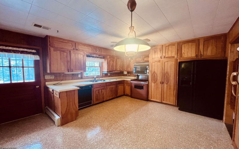 110 Southview Drive, Elkins, West Virginia 26241-001, 3 Bedrooms Bedrooms, 10 Rooms Rooms,3 BathroomsBathrooms,Single Family Detached,For Sale,Southview,10161922