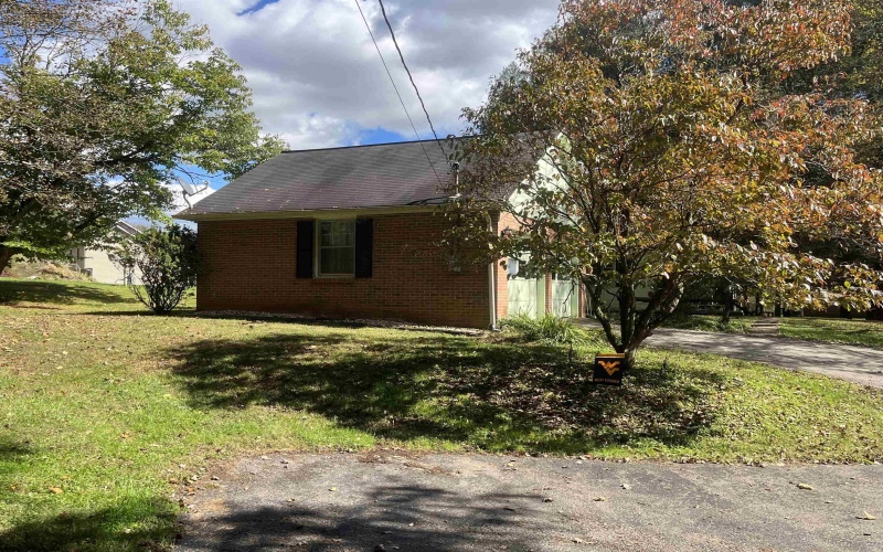 228 Right Freemans Creek Road, Weston, West Virginia 26452, 4 Bedrooms Bedrooms, 7 Rooms Rooms,2 BathroomsBathrooms,Single Family Detached,For Sale,Right Freemans Creek,10161927