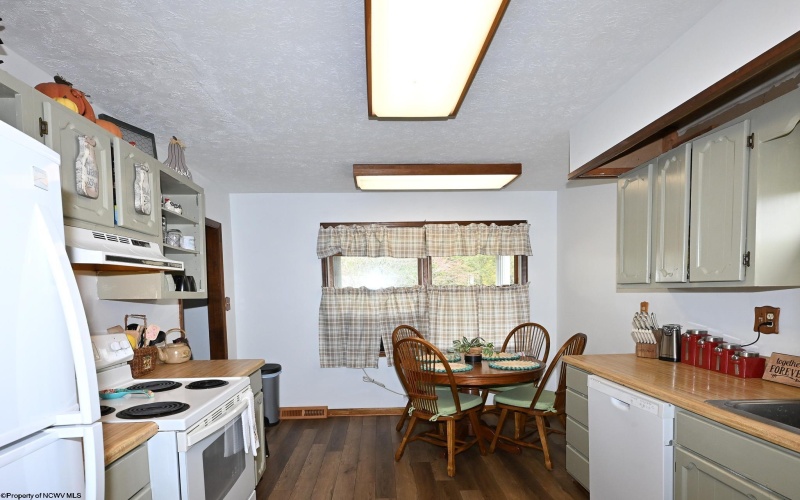 224 Hemlock Lane, Reedsville, West Virginia 26547, 4 Bedrooms Bedrooms, 8 Rooms Rooms,2 BathroomsBathrooms,Single Family Detached,For Sale,Hemlock,10162004