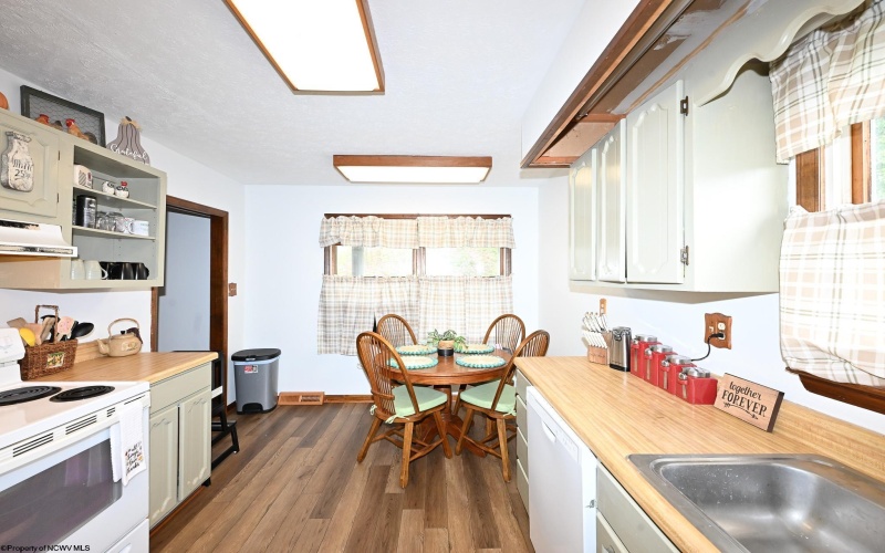 224 Hemlock Lane, Reedsville, West Virginia 26547, 4 Bedrooms Bedrooms, 8 Rooms Rooms,2 BathroomsBathrooms,Single Family Detached,For Sale,Hemlock,10162004