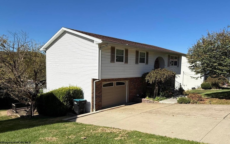 9 Arrowood Drive, Bridgeport, West Virginia 26330-0000, 3 Bedrooms Bedrooms, 7 Rooms Rooms,2 BathroomsBathrooms,Single Family Detached,For Sale,Arrowood,10162025
