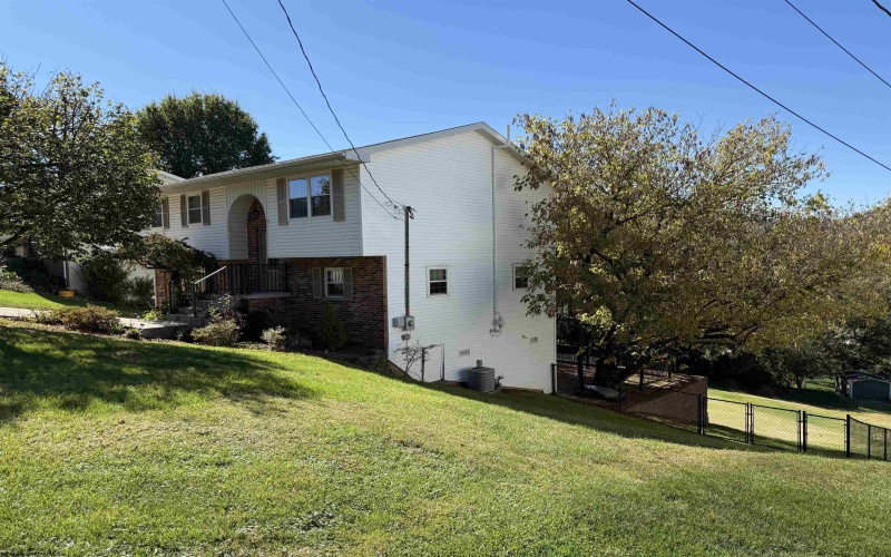 9 Arrowood Drive, Bridgeport, West Virginia 26330-0000, 3 Bedrooms Bedrooms, 7 Rooms Rooms,2 BathroomsBathrooms,Single Family Detached,For Sale,Arrowood,10162025