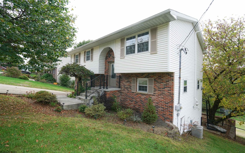 9 Arrowood Drive, Bridgeport, West Virginia 26330-0000, 3 Bedrooms Bedrooms, 7 Rooms Rooms,2 BathroomsBathrooms,Single Family Detached,For Sale,Arrowood,10162025