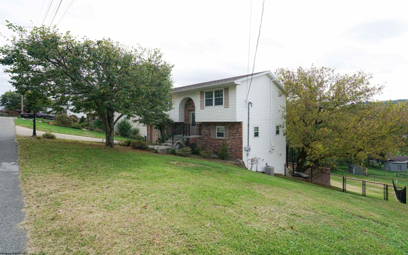 9 Arrowood Drive, Bridgeport, West Virginia 26330-0000, 3 Bedrooms Bedrooms, 7 Rooms Rooms,2 BathroomsBathrooms,Single Family Detached,For Sale,Arrowood,10162025