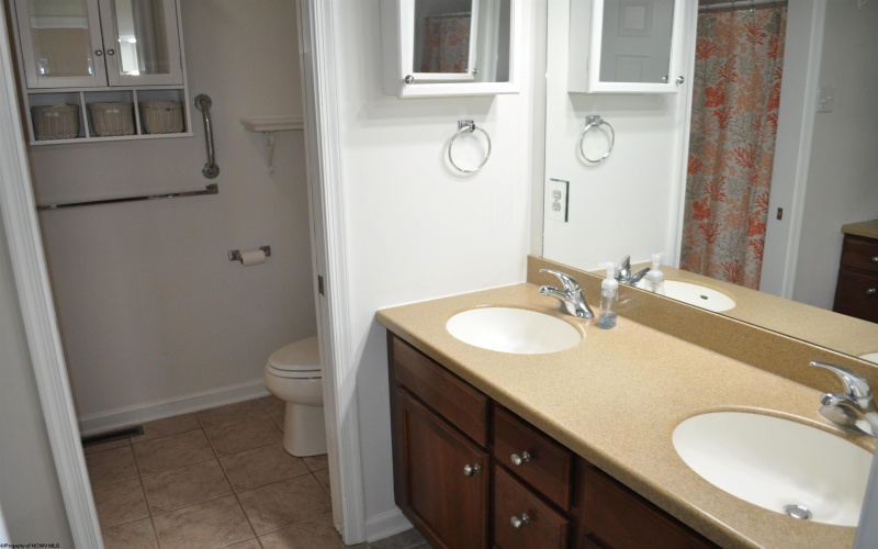 98 Berkshire Circle, Bridgeport, West Virginia 26330, 3 Bedrooms Bedrooms, 7 Rooms Rooms,3 BathroomsBathrooms,Single Family Attached,For Sale,Berkshire,10161265