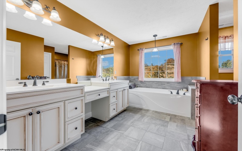 323 Salonika Drive, Morgantown, West Virginia 26508-0000, 5 Bedrooms Bedrooms, 8 Rooms Rooms,3 BathroomsBathrooms,Single Family Detached,For Sale,Salonika,10162248