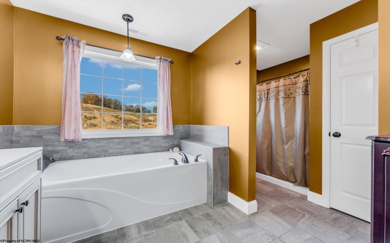 323 Salonika Drive, Morgantown, West Virginia 26508-0000, 5 Bedrooms Bedrooms, 8 Rooms Rooms,3 BathroomsBathrooms,Single Family Detached,For Sale,Salonika,10162248