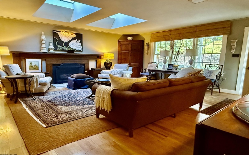 910 8th Street, Fairmont, West Virginia 26554, 3 Bedrooms Bedrooms, 8 Rooms Rooms,2 BathroomsBathrooms,Single Family Detached,For Sale,8th,10162243