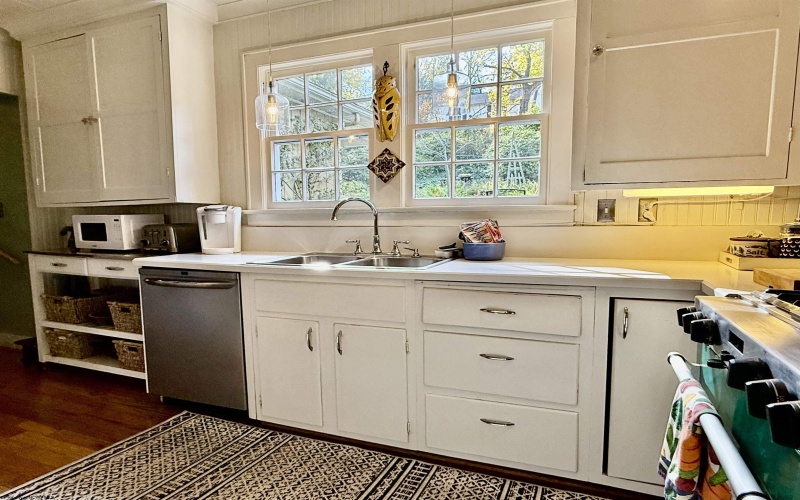 910 8th Street, Fairmont, West Virginia 26554, 3 Bedrooms Bedrooms, 8 Rooms Rooms,2 BathroomsBathrooms,Single Family Detached,For Sale,8th,10162243