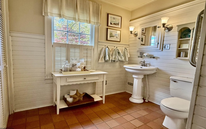 910 8th Street, Fairmont, West Virginia 26554, 3 Bedrooms Bedrooms, 8 Rooms Rooms,2 BathroomsBathrooms,Single Family Detached,For Sale,8th,10162243