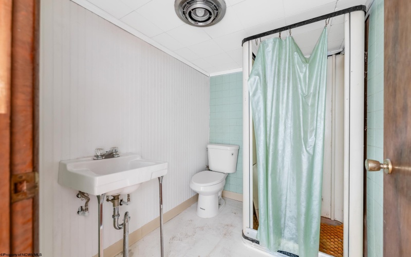 1231 College Park, Fairmont, West Virginia 26554, 4 Bedrooms Bedrooms, 7 Rooms Rooms,2 BathroomsBathrooms,Single Family Detached,For Sale,College,10162266