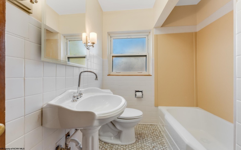 1231 College Park, Fairmont, West Virginia 26554, 4 Bedrooms Bedrooms, 7 Rooms Rooms,2 BathroomsBathrooms,Single Family Detached,For Sale,College,10162266