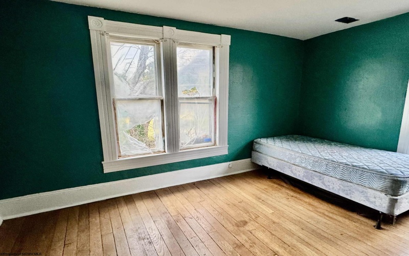 104 Brown Avenue, Kingwood, West Virginia 26537, 4 Bedrooms Bedrooms, 7 Rooms Rooms,1 BathroomBathrooms,Single Family Detached,For Sale,Brown,10162331