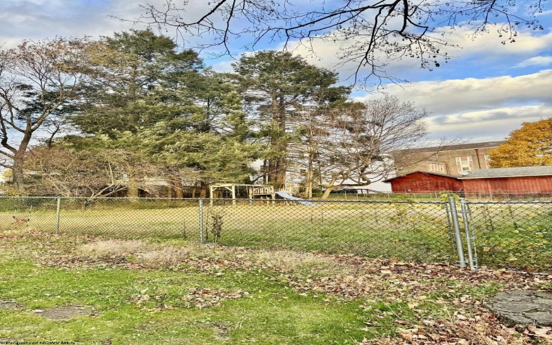 104 Brown Avenue, Kingwood, West Virginia 26537, 4 Bedrooms Bedrooms, 7 Rooms Rooms,1 BathroomBathrooms,Single Family Detached,For Sale,Brown,10162331