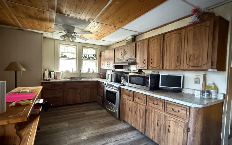 1008 Main Street, Mannington, West Virginia 26582, ,Multi-unit/income,For Sale,Main,10162353