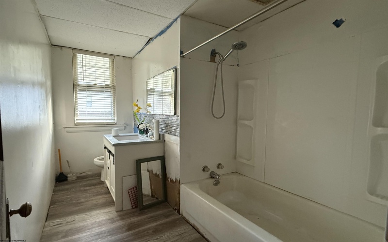 1008 Main Street, Mannington, West Virginia 26582, ,Multi-unit/income,For Sale,Main,10162353