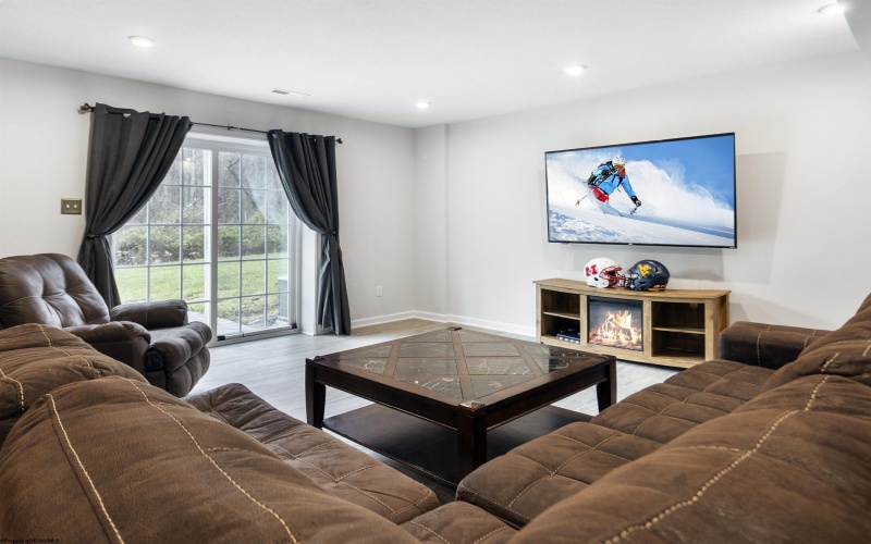 248 Stonehurst Drive, Morgantown, West Virginia 26501, 3 Bedrooms Bedrooms, 7 Rooms Rooms,3 BathroomsBathrooms,Single Family Attached,For Sale,Stonehurst,10162395