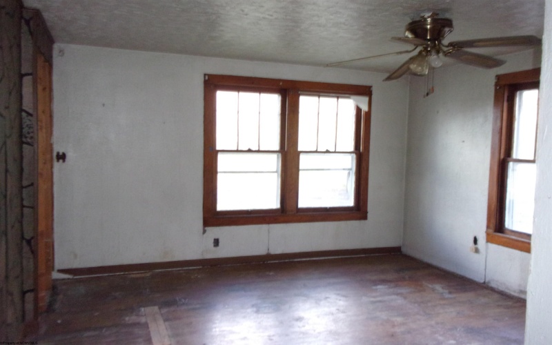 671 Chestnut Street, Clarksburg, West Virginia 26301, 3 Bedrooms Bedrooms, 8 Rooms Rooms,1 BathroomBathrooms,Single Family Detached,For Sale,Chestnut,10162435