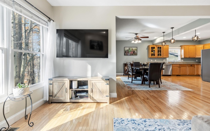 4 Oak Ridge Drive, Morgantown, West Virginia 26508, 3 Bedrooms Bedrooms, 7 Rooms Rooms,3 BathroomsBathrooms,Single Family Attached,For Sale,Oak Ridge,10162443