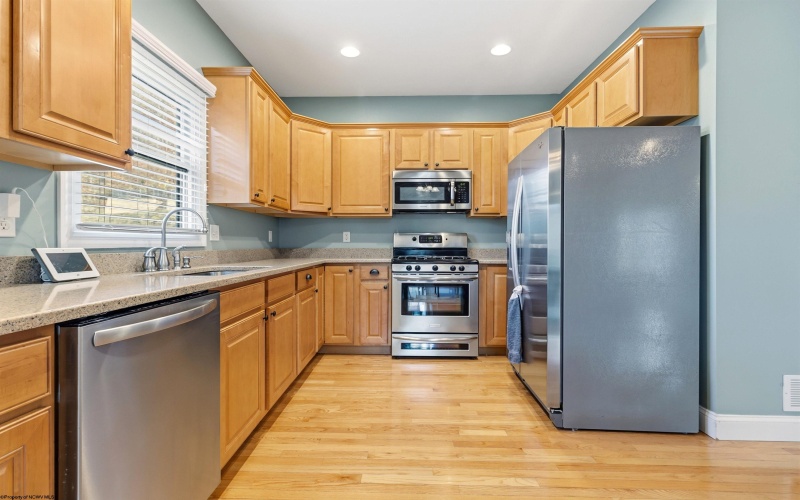 4 Oak Ridge Drive, Morgantown, West Virginia 26508, 3 Bedrooms Bedrooms, 7 Rooms Rooms,3 BathroomsBathrooms,Single Family Attached,For Sale,Oak Ridge,10162443