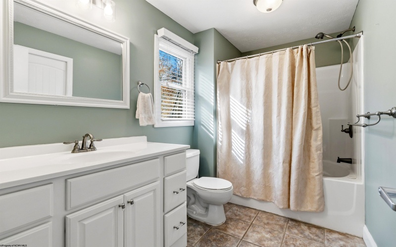 4 Oak Ridge Drive, Morgantown, West Virginia 26508, 3 Bedrooms Bedrooms, 7 Rooms Rooms,3 BathroomsBathrooms,Single Family Attached,For Sale,Oak Ridge,10162443