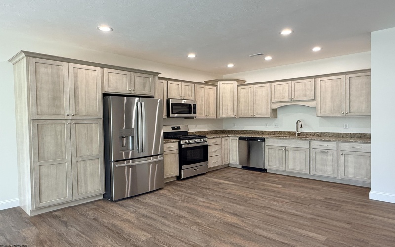 142 Willow Oak Drive, Bridgeport, West Virginia 26330, 3 Bedrooms Bedrooms, 6 Rooms Rooms,3 BathroomsBathrooms,Single Family Attached,For Sale,Willow Oak,0,10162514