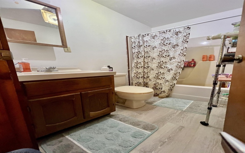 7935 Servia Elmira Road, Duck, West Virginia 25063, 4 Bedrooms Bedrooms, 8 Rooms Rooms,3 BathroomsBathrooms,Single Family Detached,For Sale,Servia Elmira,10162522