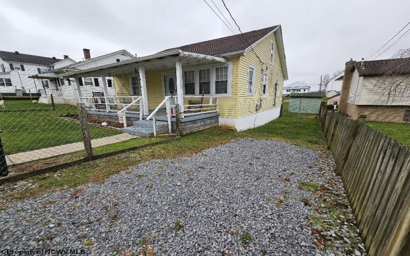 61 Leo Menendez Drive, Spelter, West Virginia 26438, 2 Bedrooms Bedrooms, 4 Rooms Rooms,1 BathroomBathrooms,Single Family Detached,For Sale,Leo Menendez,10162547