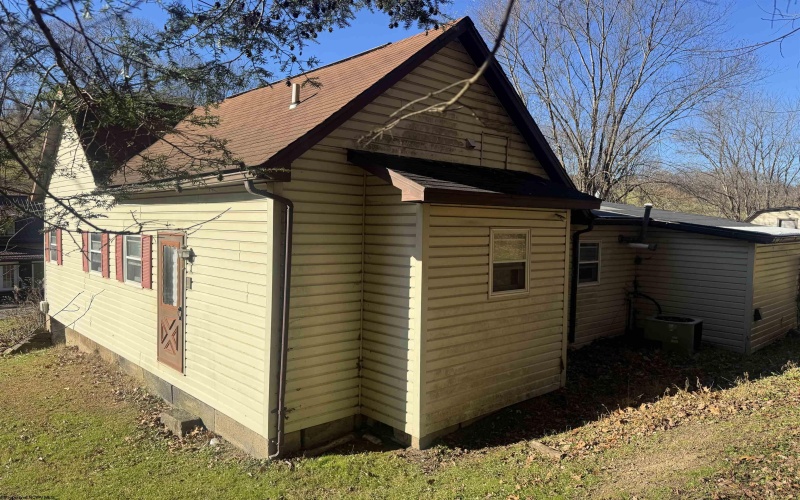 5961 Fairmont Road, Rivesville, West Virginia 26558-8, 2 Bedrooms Bedrooms, 5 Rooms Rooms,1 BathroomBathrooms,Single Family Detached,For Sale,Fairmont,10162551
