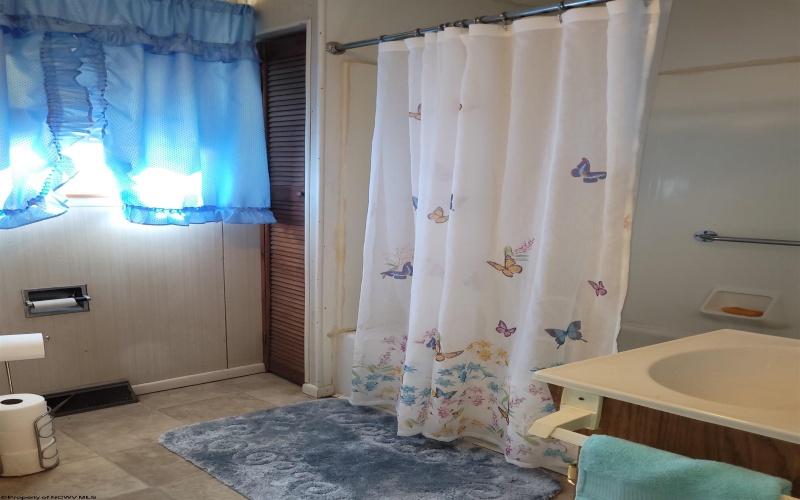 376 Simpson Street, Clarksburg, West Virginia 26301-0000, 2 Bedrooms Bedrooms, 6 Rooms Rooms,1 BathroomBathrooms,Single Family Detached,For Sale,Simpson,10162550