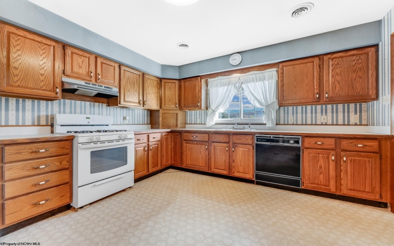 68 Morgantown Street, Fairchance, Pennsylvania 15436, 3 Bedrooms Bedrooms, 6 Rooms Rooms,2 BathroomsBathrooms,Single Family Detached,For Sale,Morgantown,10162562