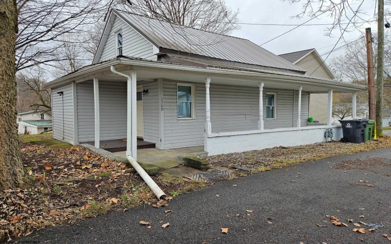 1308 Montrose Street, Morgantown, West Virginia 26505, 2 Bedrooms Bedrooms, 6 Rooms Rooms,1 BathroomBathrooms,Single Family Detached,For Sale,Montrose,10162569