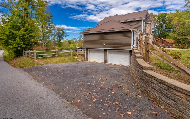 56 Morgans Run Road, Morgantown, West Virginia 26508, 3 Bedrooms Bedrooms, 10 Rooms Rooms,3 BathroomsBathrooms,Single Family Detached,For Sale,Morgans Run,10162620