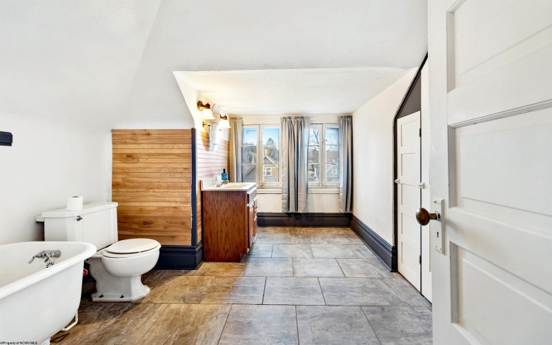 422 Grand Street, Morgantown, West Virginia 26501, 6 Bedrooms Bedrooms, 16 Rooms Rooms,3 BathroomsBathrooms,Single Family Detached,For Sale,Grand,10162614