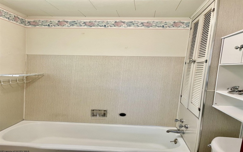 303 Morgantown Street, Kingwood, West Virginia 26537, 1 Bedroom Bedrooms, 4 Rooms Rooms,1 BathroomBathrooms,Single Family Detached,For Sale,Morgantown,10159431