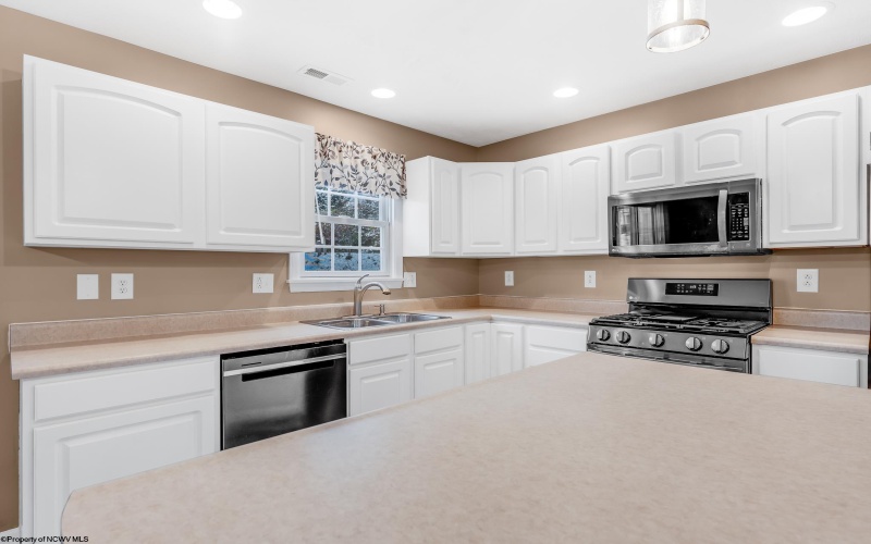 2 Antietam Drive, Morgantown, West Virginia 26508, 3 Bedrooms Bedrooms, 5 Rooms Rooms,2 BathroomsBathrooms,Single Family Detached,For Sale,Antietam,10162743