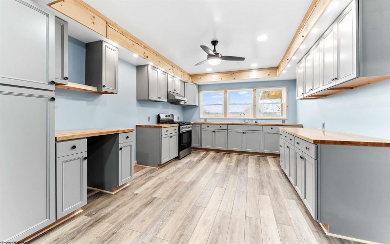 503 Market Street, Fairmont, West Virginia 26554, 3 Bedrooms Bedrooms, 8 Rooms Rooms,2 BathroomsBathrooms,Single Family Detached,For Sale,Market,10162776