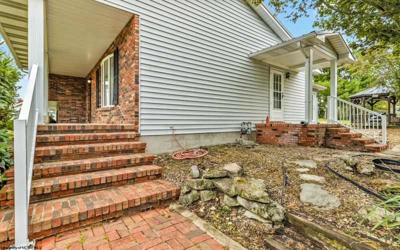 9 Townsend Lane, Morgantown, West Virginia 26508, 3 Bedrooms Bedrooms, 7 Rooms Rooms,1 BathroomBathrooms,Single Family Detached,For Sale,Townsend,10161423