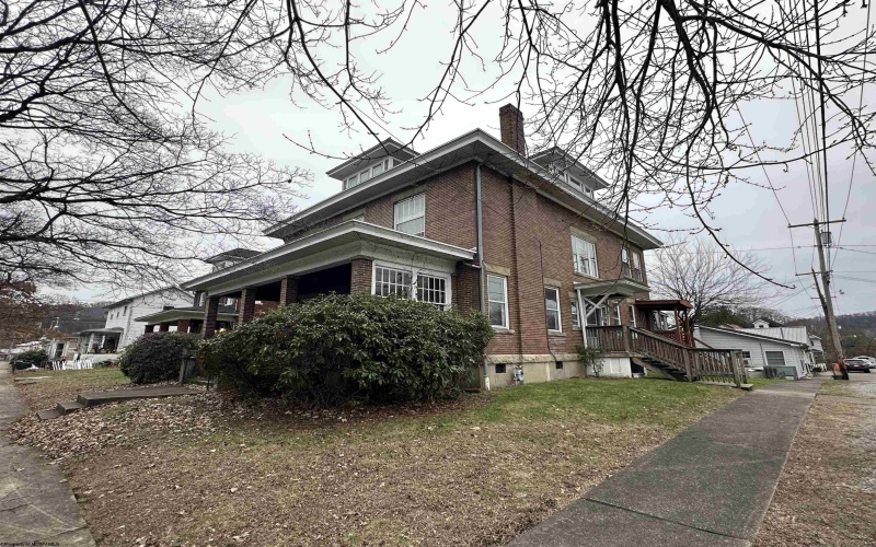 131 7th Street, Weston, West Virginia 26452, 5 Bedrooms Bedrooms, 10 Rooms Rooms,2 BathroomsBathrooms,Single Family Detached,For Sale,7th,10162820