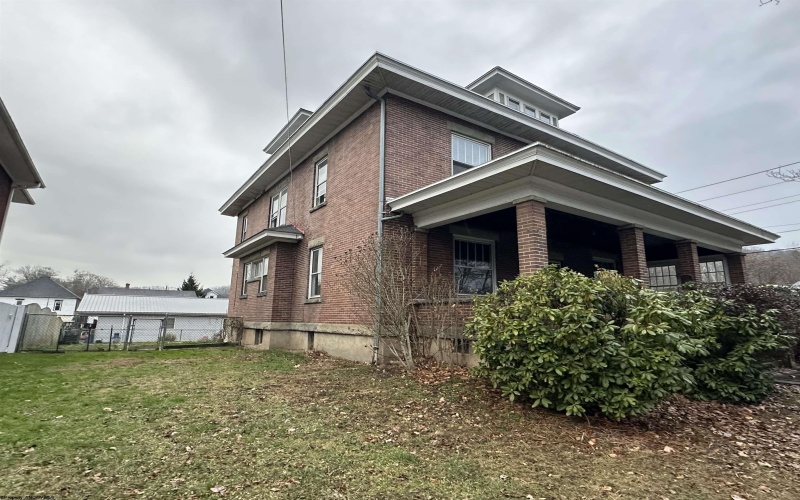 131 7th Street, Weston, West Virginia 26452, 5 Bedrooms Bedrooms, 10 Rooms Rooms,2 BathroomsBathrooms,Single Family Detached,For Sale,7th,10162820