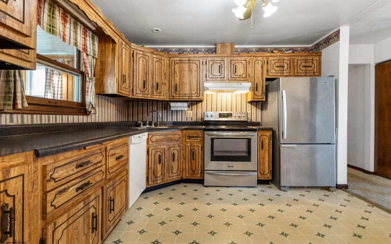 3339 Fairmont Avenue, Fairmont, West Virginia 26554, 4 Bedrooms Bedrooms, 10 Rooms Rooms,2 BathroomsBathrooms,Single Family Detached,For Sale,Fairmont,10162852