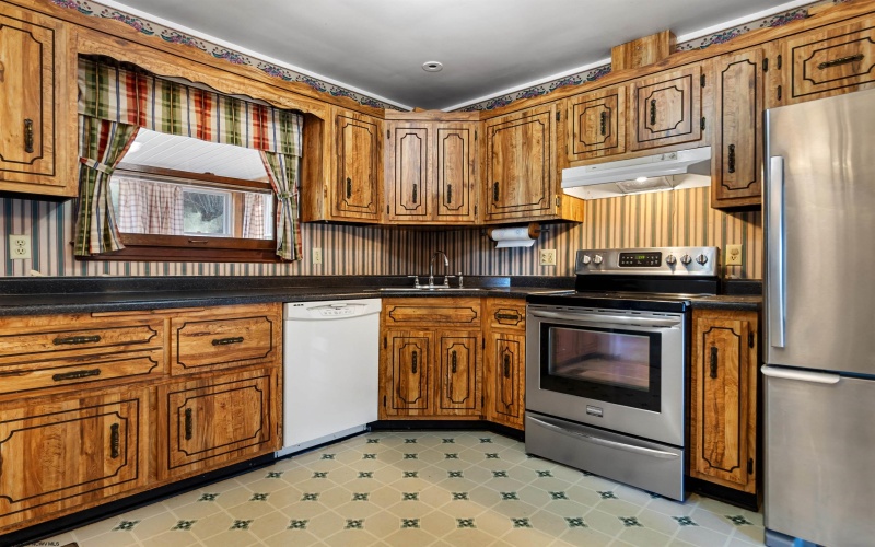 3339 Fairmont Avenue, Fairmont, West Virginia 26554, 4 Bedrooms Bedrooms, 10 Rooms Rooms,2 BathroomsBathrooms,Single Family Detached,For Sale,Fairmont,10162852