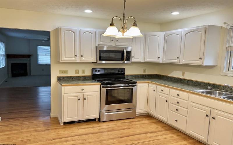 410 Pineview Drive, Thomas, West Virginia 26292-8018, 2 Bedrooms Bedrooms, 7 Rooms Rooms,2 BathroomsBathrooms,Single Family Attached,For Sale,Pineview,10162866