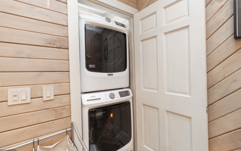 1430 Lake Floyd Circle, Bristol, West Virginia 26426, 3 Bedrooms Bedrooms, 6 Rooms Rooms,2 BathroomsBathrooms,Single Family Detached,For Sale,Lake Floyd,10162870