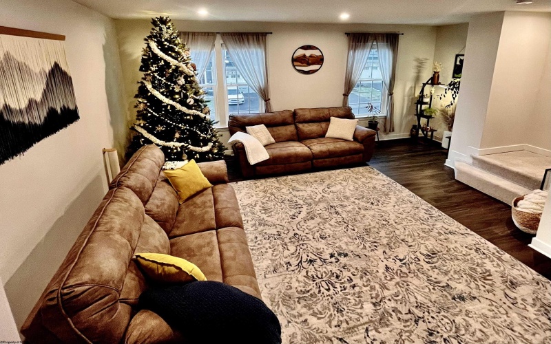 231 Stonehurst Drive, Morgantown, West Virginia 26501, 4 Bedrooms Bedrooms, 5 Rooms Rooms,2 BathroomsBathrooms,Single Family Attached,For Sale,Stonehurst,10162871