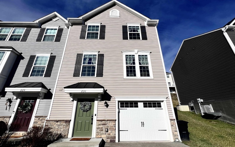231 Stonehurst Drive, Morgantown, West Virginia 26501, 4 Bedrooms Bedrooms, 5 Rooms Rooms,2 BathroomsBathrooms,Single Family Attached,For Sale,Stonehurst,10162871
