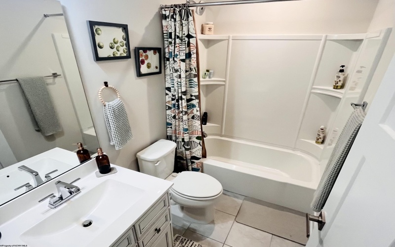 231 Stonehurst Drive, Morgantown, West Virginia 26501, 4 Bedrooms Bedrooms, 5 Rooms Rooms,2 BathroomsBathrooms,Single Family Attached,For Sale,Stonehurst,10162871