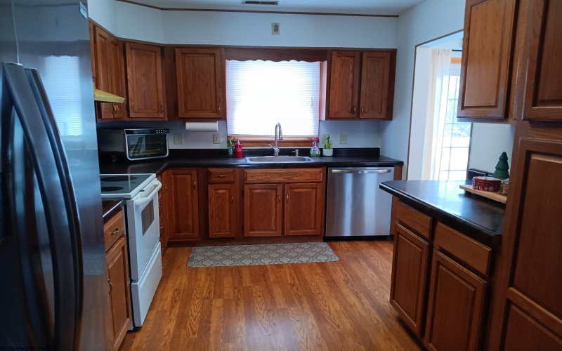 632 Lawman Avenue, Bridgeport, West Virginia 26330, 3 Bedrooms Bedrooms, 8 Rooms Rooms,2 BathroomsBathrooms,Single Family Detached,For Sale,Lawman,10157632