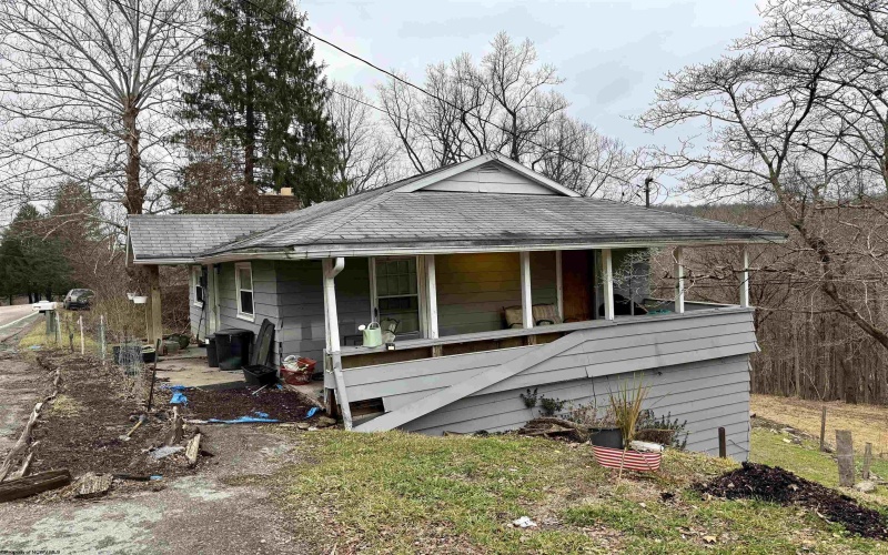 1400 Husky Highway, Fairmont, West Virginia 26554, 3 Bedrooms Bedrooms, 6 Rooms Rooms,1 BathroomBathrooms,Single Family Detached,For Sale,Husky,10162893